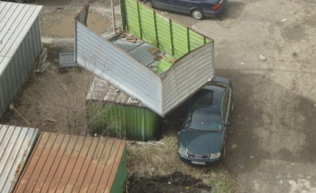 Ураганът в Бургас подхвърля гараж във въздуха 