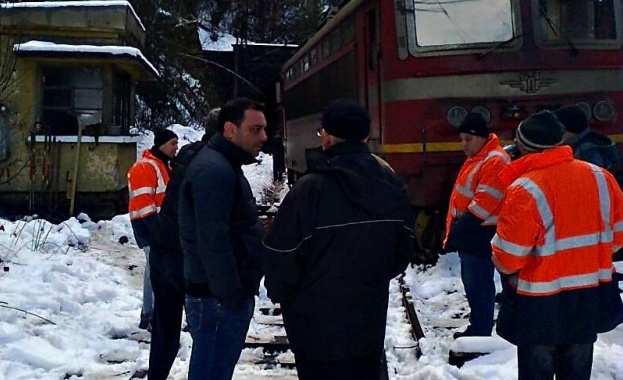 Министър Ивайло Московски разпореди намаляване на скоростта на влаковете в районите с усложнена метеорологична обстановка 