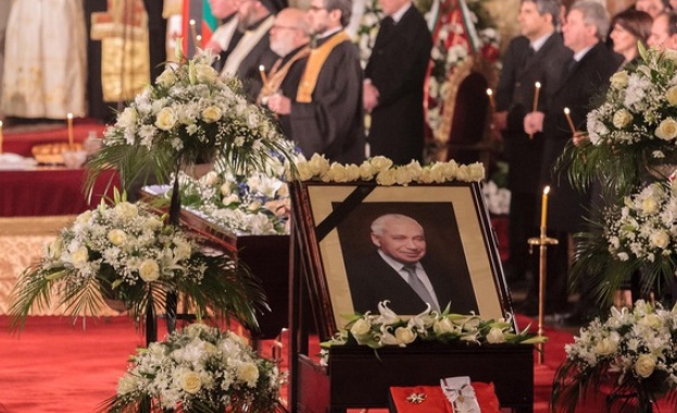 Д-р Желев пое към небето с рисунка от внучките