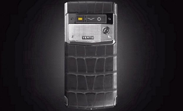 Vertu Clous De Paris – луксозен смартфон с кожа от алигатор