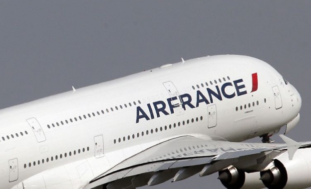 Самолет на Air France се готви за аварийно кацане на руско летище 