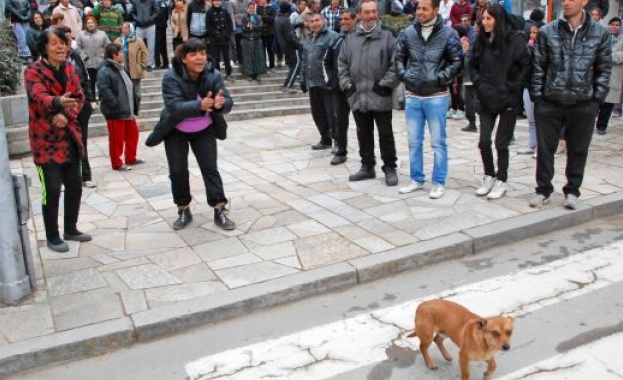 Роми: Няма да чистим боклуците на българите