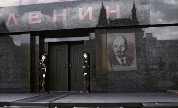 Сменят костюма на Ленин 