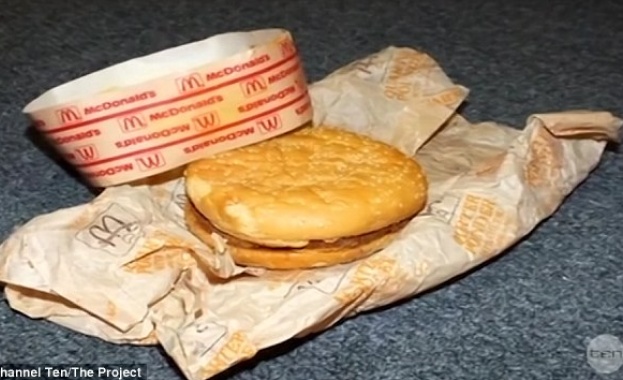 Австралийци се хвалят с 20-годишен бургер от McDonald's