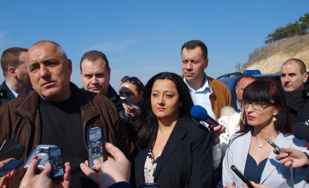 Павлова разпореди оглед на състоянието на пътните настилки в страната  