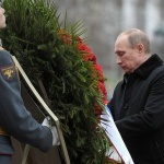 Путин поднесе венец пред Вечния огън на Червения площад