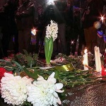 Московчани носят цветя и свещи на мястото на убийството на Борис Немцов
