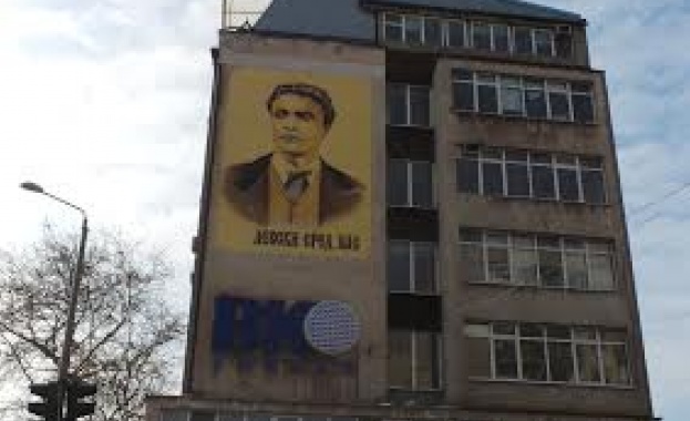 Ликът на Левски грейна на фасада в Бургас
