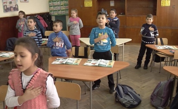 Първокласници от Ямбол започват часовете си с думите „Аз обичам България" 