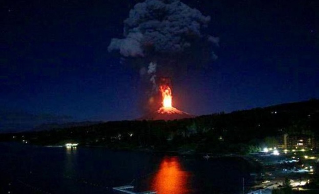  Изригна един от най-активните вулкани в Южна Америка /снимки/
