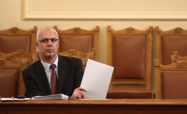 Решават дали да приемат оставката на Вучков