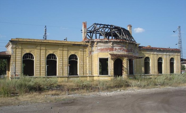 Царската гара в Казичене тъне в разруха