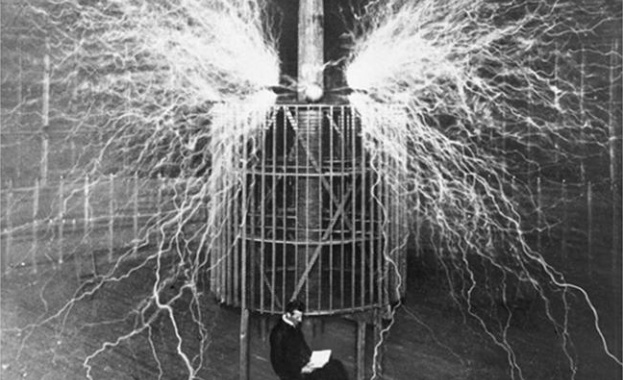 На 5 март 1904 г. Никола Тесла се опитва да обясни феномена „кълбовидна мълния"