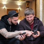 Кадиров смени Iphone с руския YotaPhone 2