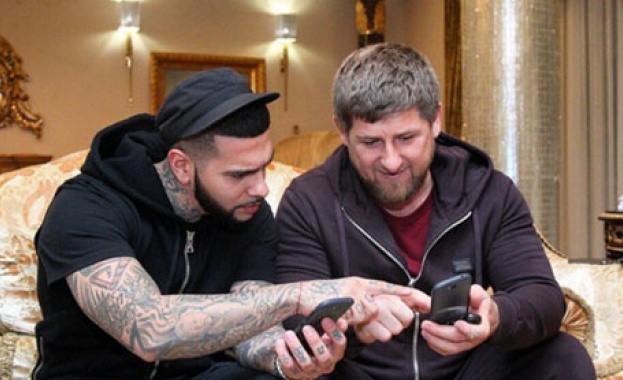 Кадиров смени Iphone с руския YotaPhone 2