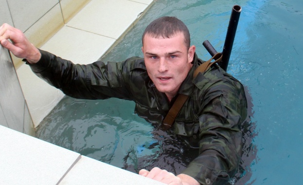 Под вода с автомат. Руските морски пехотинци поставят нови рекорди
