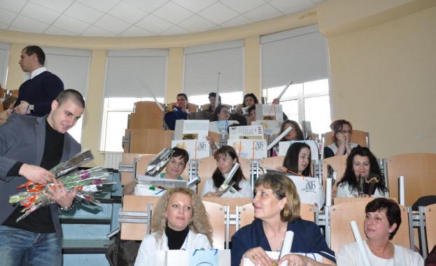 „Сдружение Азбукари“ изненадаха мед. сестрите от Александровска болница