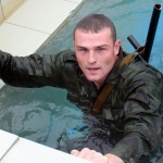 Под вода с автомат. Руските морски пехотинци поставят нови рекорди