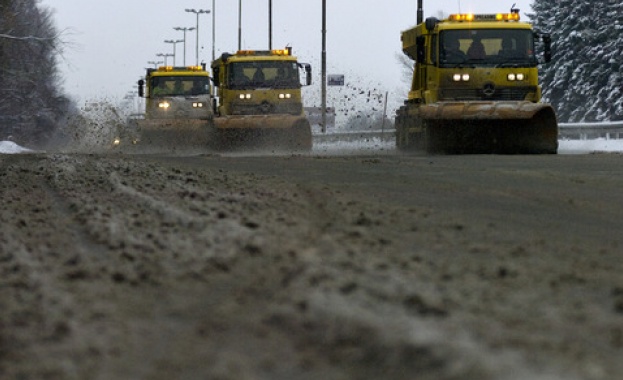 300 машини обработват републиканските пътища в районите със снеговалеж