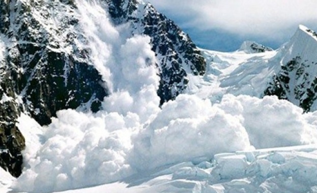  Една жертва и двама изчезнали след падане на лавини в Русия