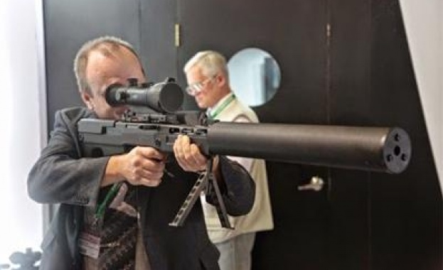 Безшумен руски снайпер пробива 16 мм стомана