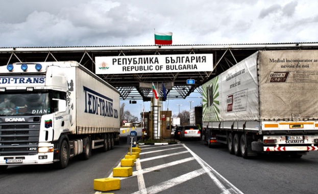 Износители на дървесина и транспортни фирми блокират „Капитан Андреево" и „Капитан Петко войвода"