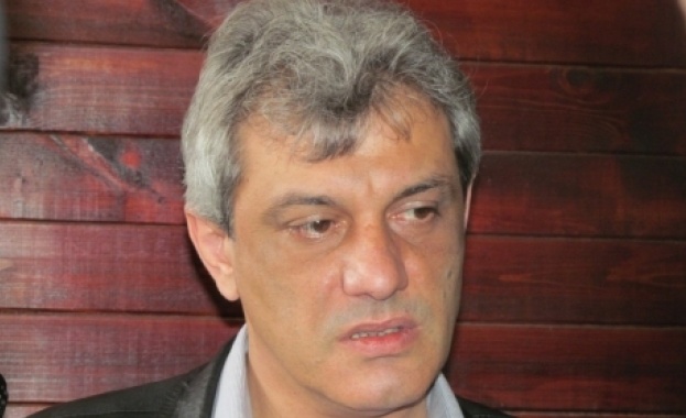 Пускам телевизора - Мая Манолова. Отварям си шкафа - чаша с Мая Манолова