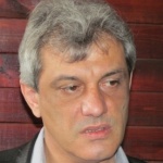 Пускам телевизора - Мая Манолова. Отварям си шкафа - чаша с Мая Манолова