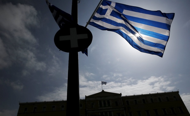 Fitch понижи рейтинга на Гърция