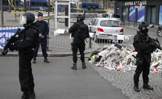 В Париж арестуваха трима, заподозрени в терористичните нападения през януари