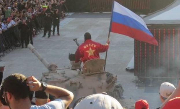Калифорния в шок! Български спортист пристигна с танк на 70-хиляден стадион