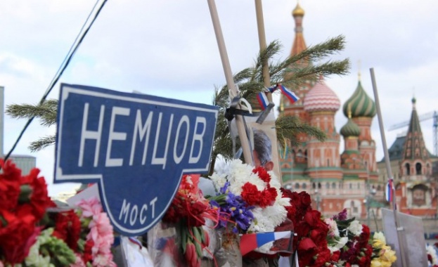 Мостът на Немцов стана атракция