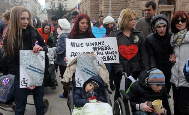 Спешни промени в законодателството поискаха родители на деца с увреждания
