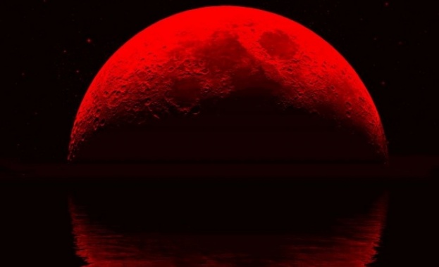 Кървава Луна осветява небето