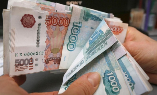 Bloomberg: Прогнозите се оказаха грешни, рублата укрепва