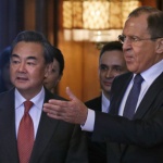Китай и Русия са важни за гарантирането на мира по света, обяви Уан И в Москва