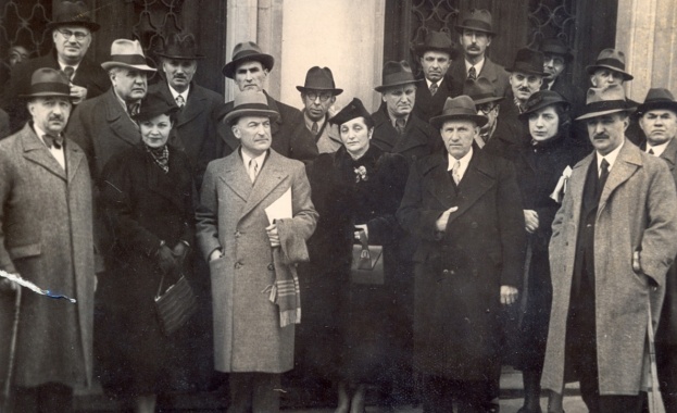 За свойте ястребови пръсти и стари, каменни сърца...