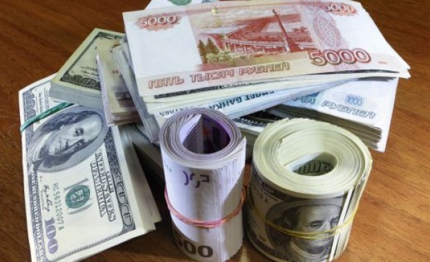 Доларът и еврото паднаха рекордно спрямо рублата