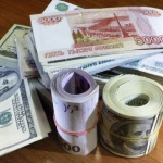 Доларът и еврото паднаха рекордно спрямо рублата