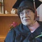 103-годишна американка взе диплома за средно образование 