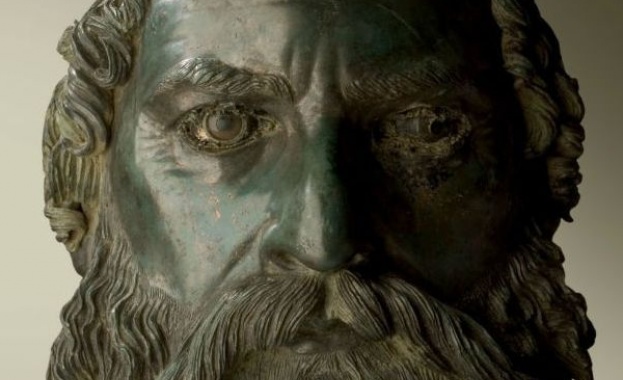 Светът на опашка пред съкровищата ни в Лувъра, ние се плюем 