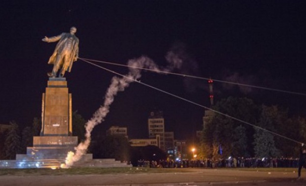 Вандали рушат паметници на Ленин в Украйна