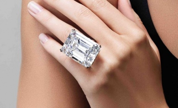 Sotheby's продава 100-каратов бял диамант 