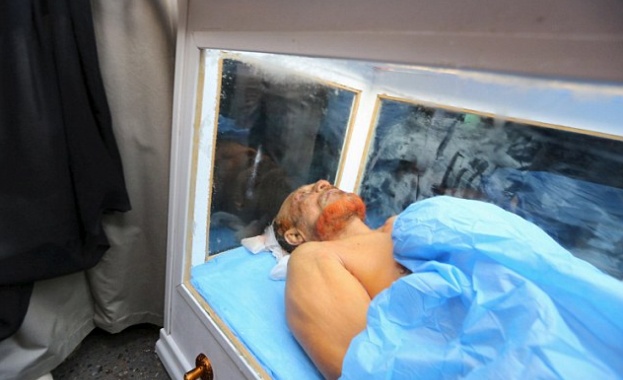 Иракското правителство получи тялото на дясната ръка на Хюсеин в прозрачен ковчег