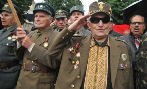 “Гардиън”: Украйна воюва с историята на СССР с помощта на съмнителни закони