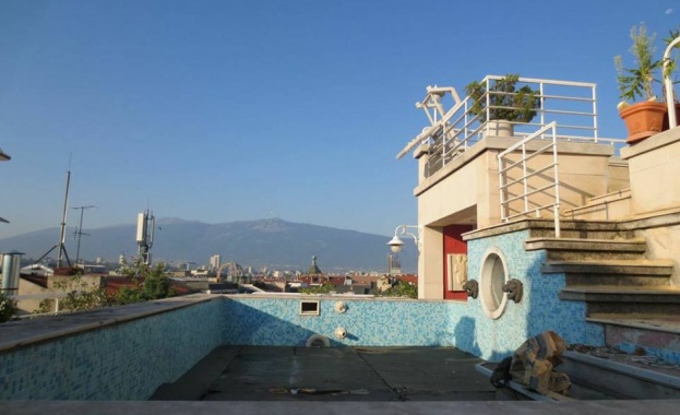 "Балкония": Изложба в басейна на един софийски покрив