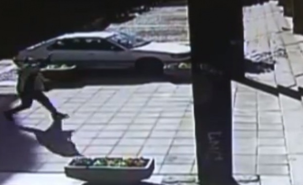 Камери уловили мъжа, хвърлял камъни по централата на БСП 