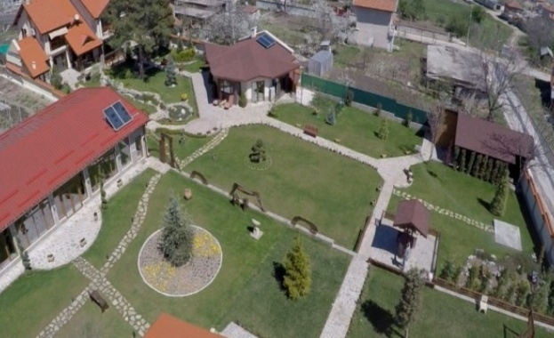 Кметът на Пазарджик живее в „селска къща” за 1,5 млн. лв.