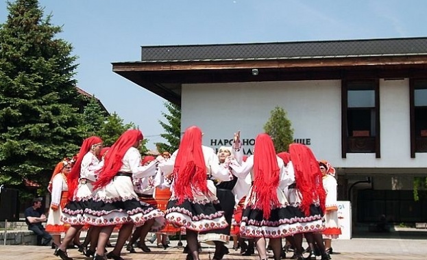 Близо 1500 певци и танцьори събира в Банско фестивалът "Между три планини"