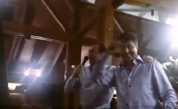 Иван Искров и Цветан Василев пеят "Назад, назад, моме Калино" 